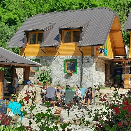 ホテル Rafting Camp Encijan フォチャ エクステリア 写真