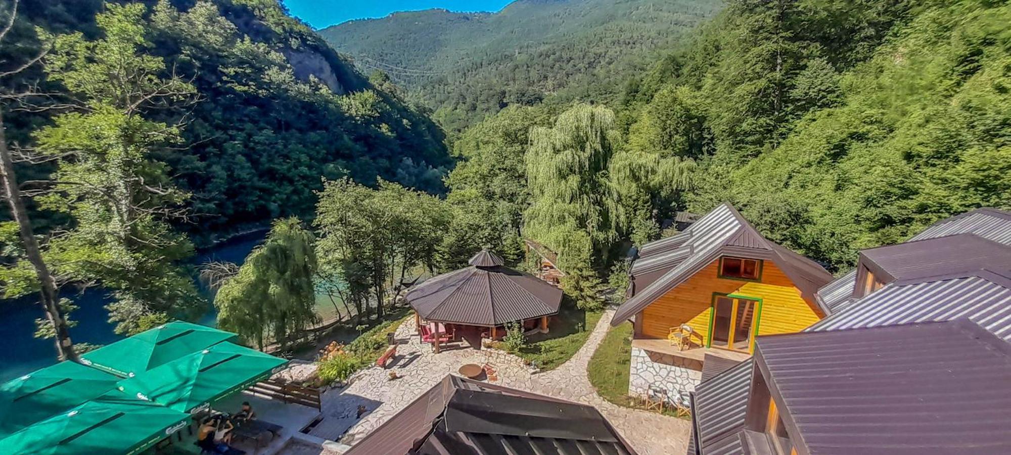 ホテル Rafting Camp Encijan フォチャ エクステリア 写真