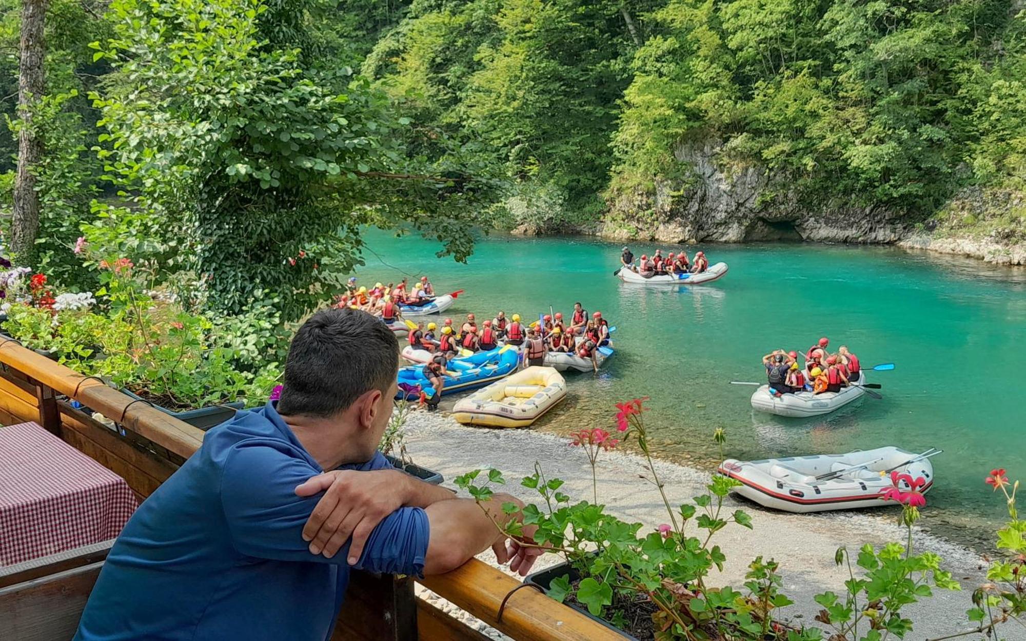 ホテル Rafting Camp Encijan フォチャ エクステリア 写真