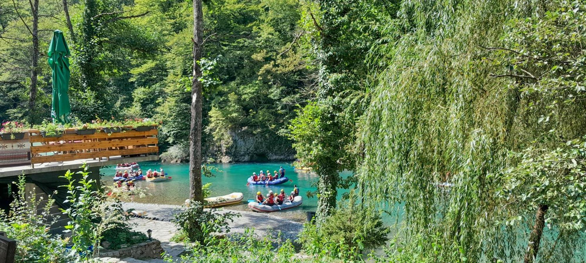 ホテル Rafting Camp Encijan フォチャ エクステリア 写真