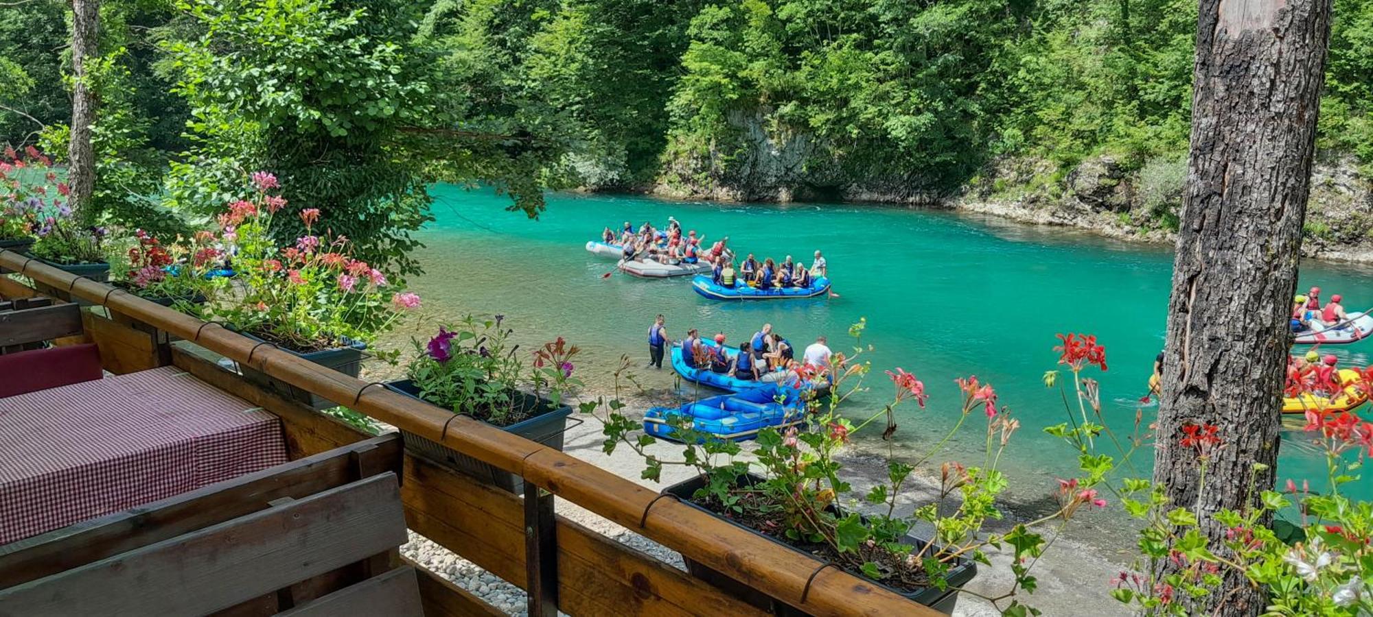 ホテル Rafting Camp Encijan フォチャ エクステリア 写真