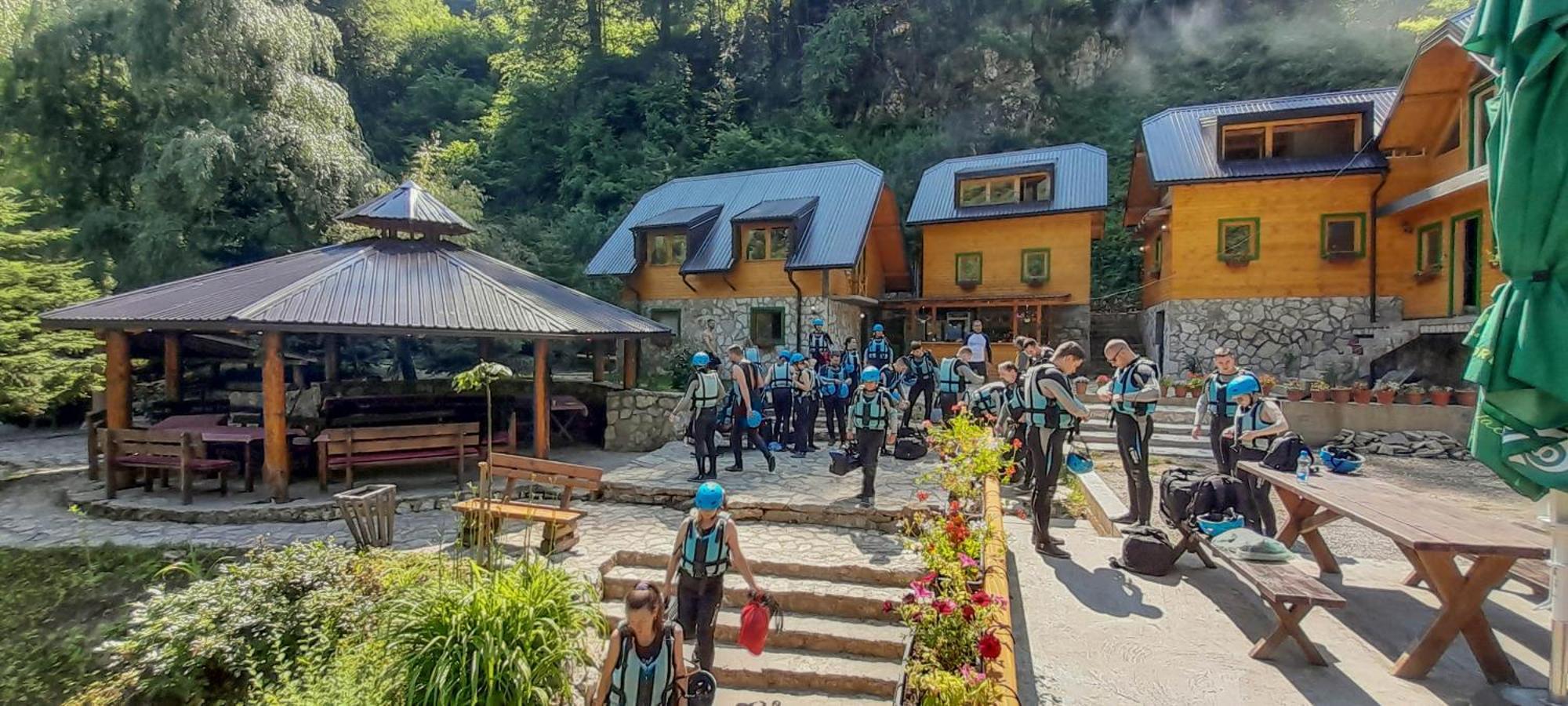 ホテル Rafting Camp Encijan フォチャ エクステリア 写真