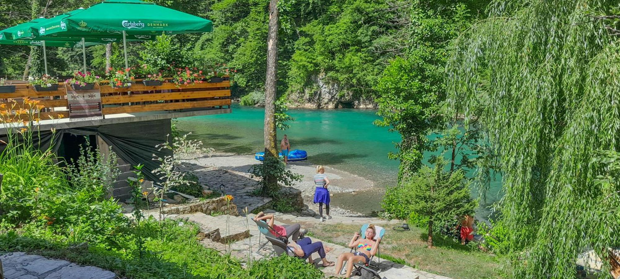 ホテル Rafting Camp Encijan フォチャ エクステリア 写真