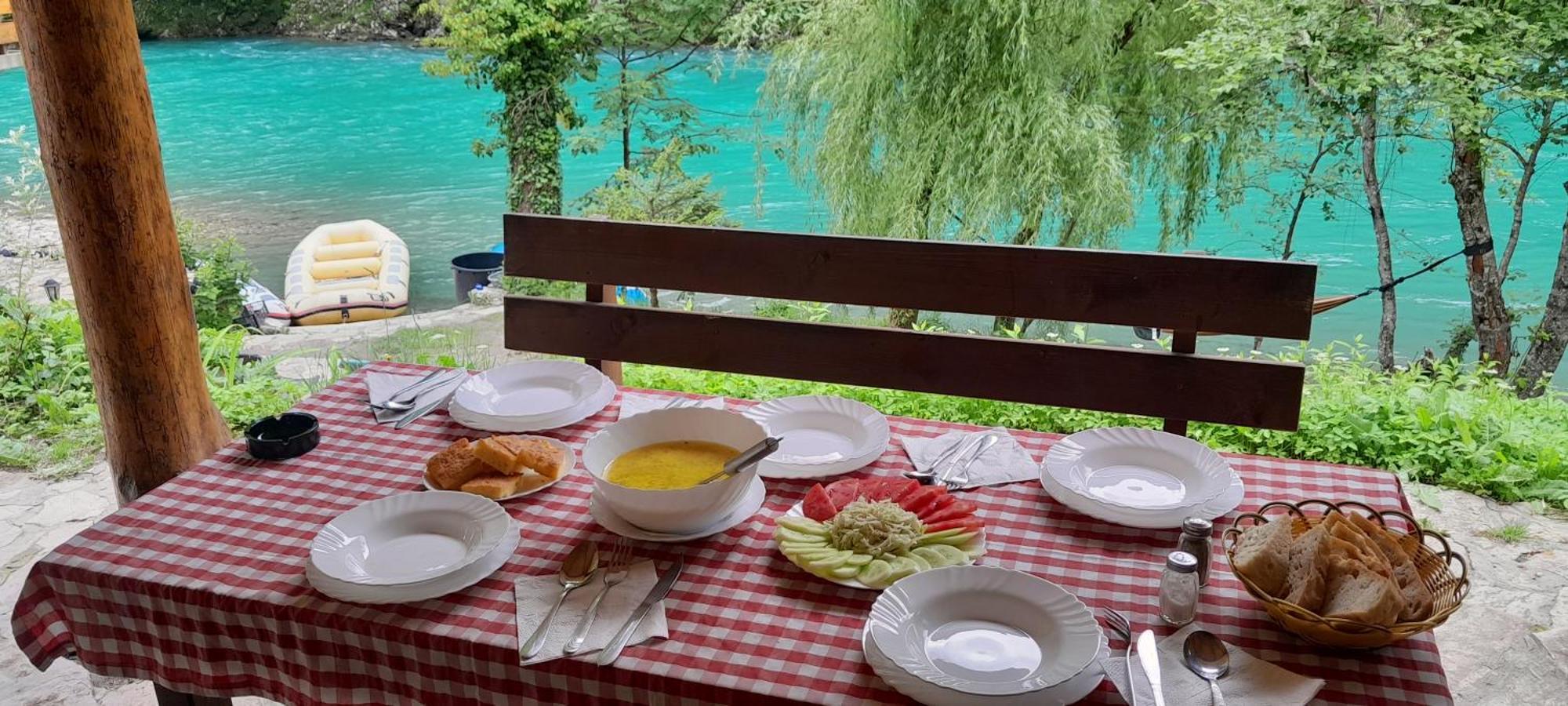 ホテル Rafting Camp Encijan フォチャ エクステリア 写真