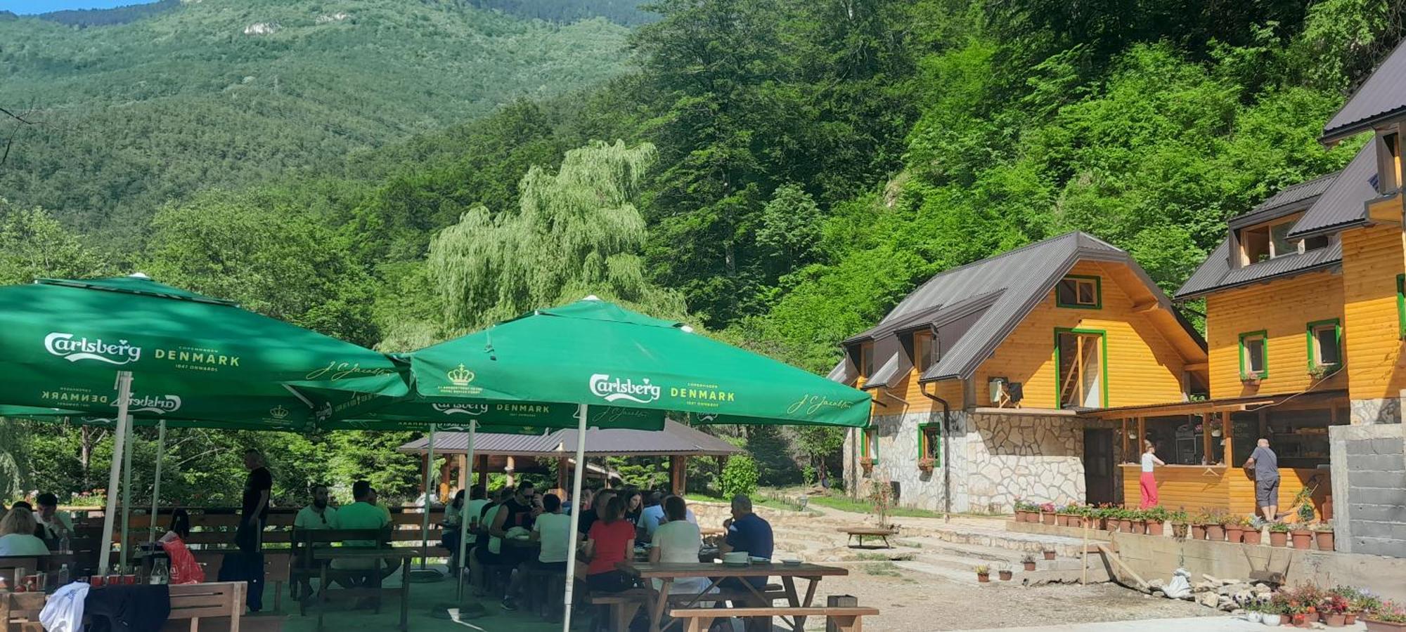 ホテル Rafting Camp Encijan フォチャ エクステリア 写真