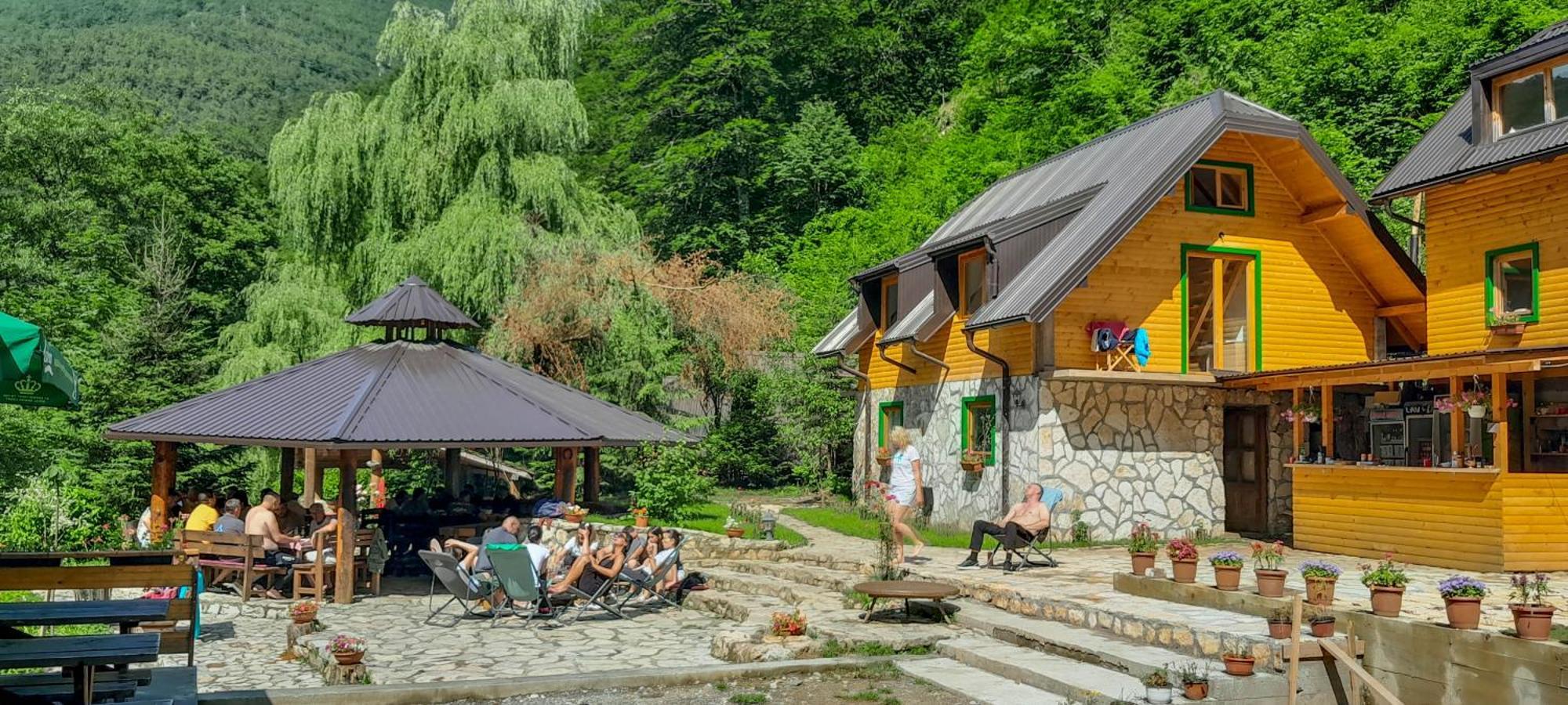 ホテル Rafting Camp Encijan フォチャ エクステリア 写真