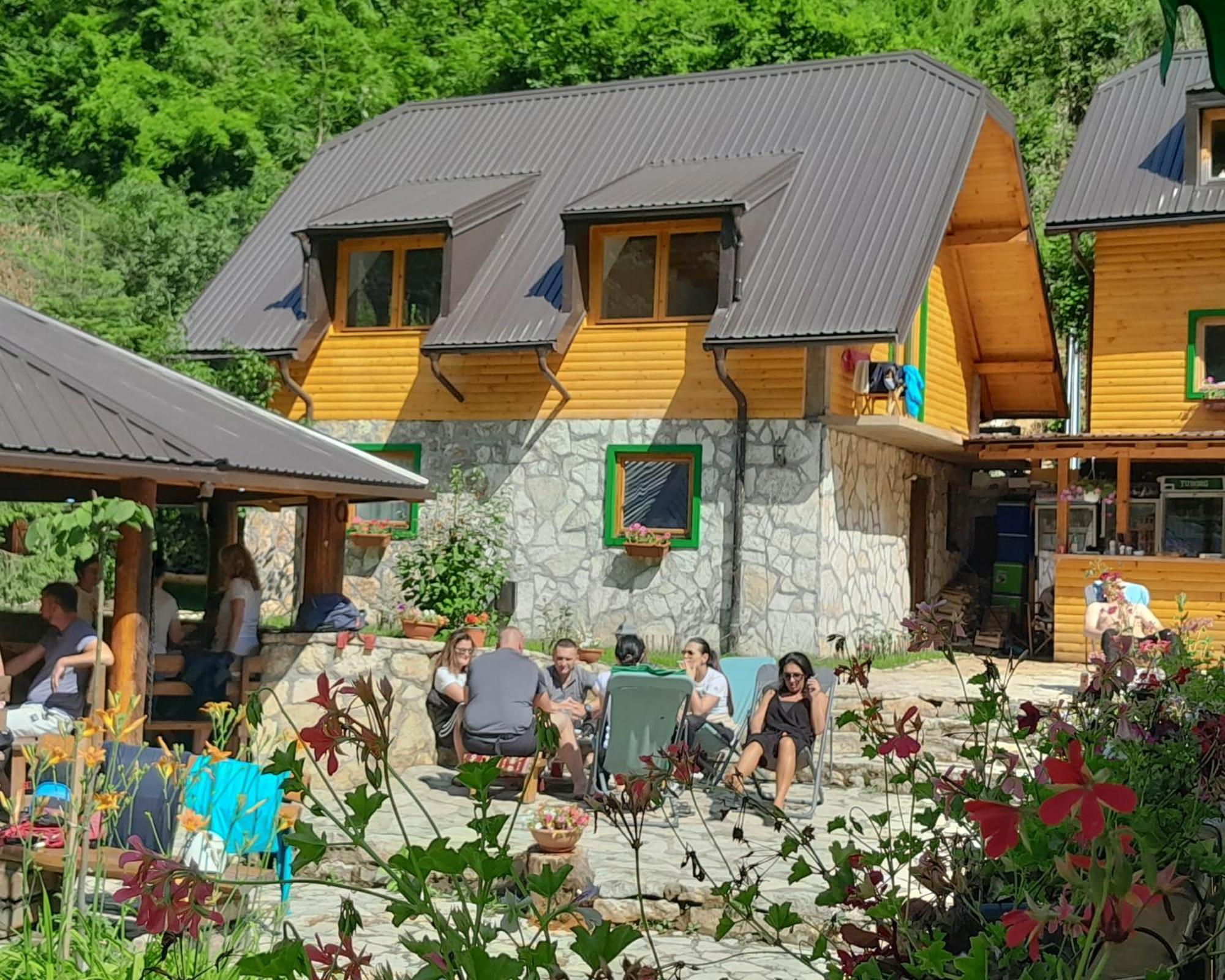 ホテル Rafting Camp Encijan フォチャ エクステリア 写真
