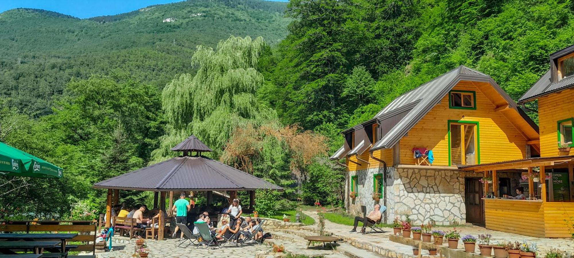 ホテル Rafting Camp Encijan フォチャ 部屋 写真