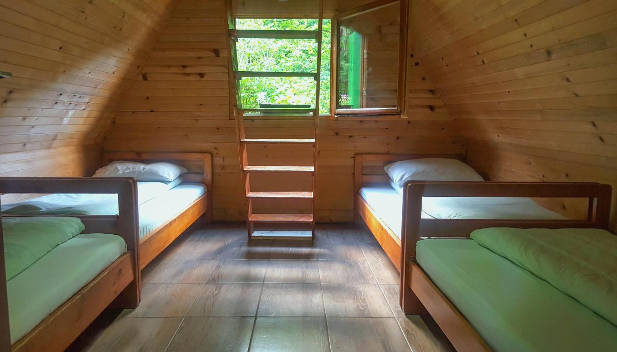 ホテル Rafting Camp Encijan フォチャ 部屋 写真