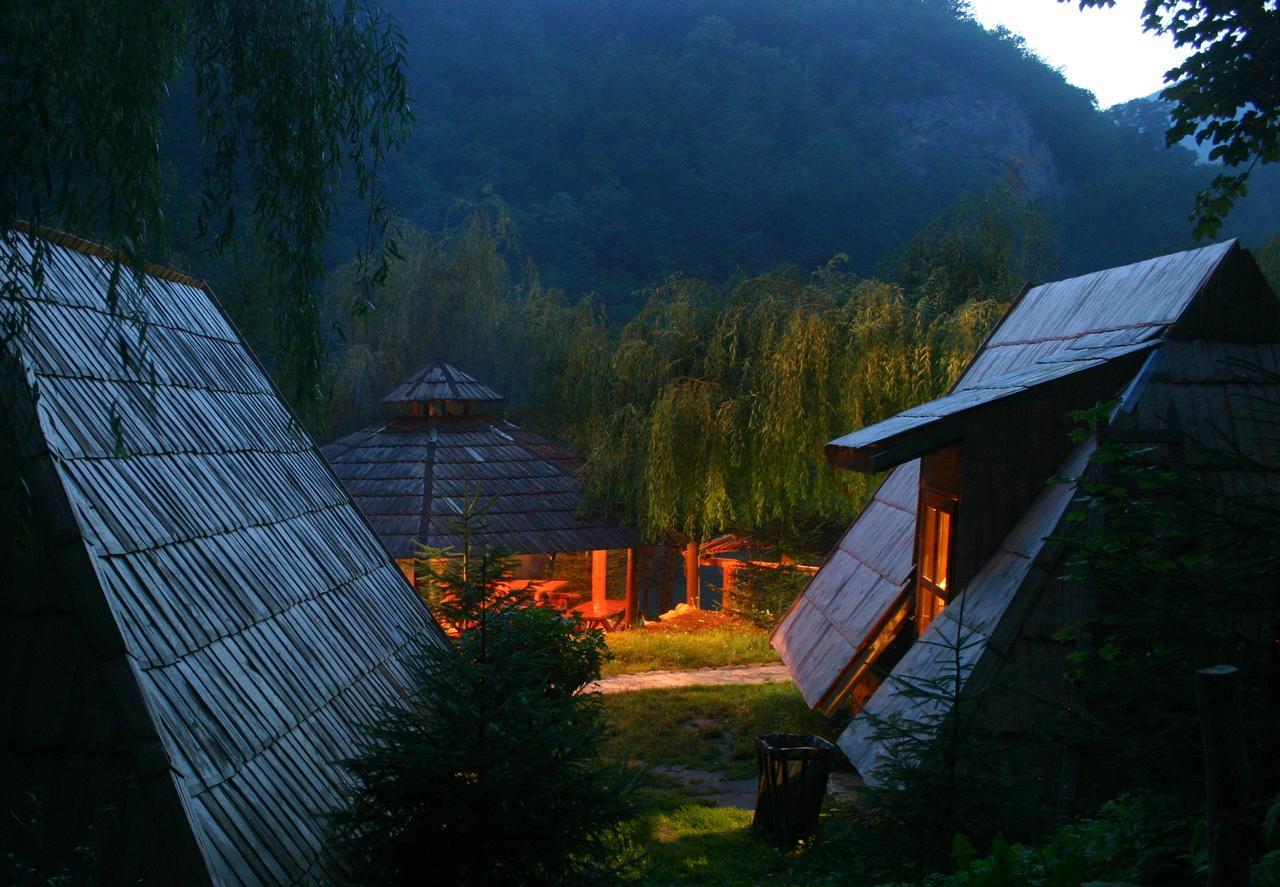 ホテル Rafting Camp Encijan フォチャ エクステリア 写真